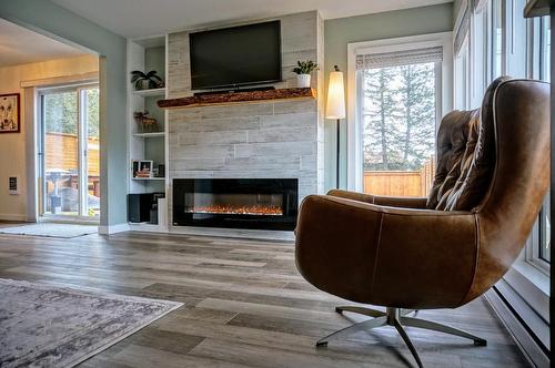 7578 Pioneer Avenue, Radium Hot Springs, BC - Indoor Photo Showing Living Room With Fireplace