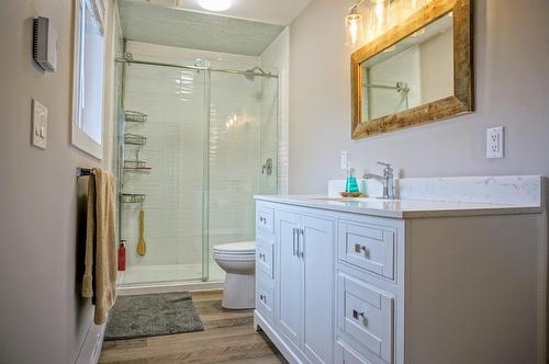 7578 Pioneer Avenue, Radium Hot Springs, BC - Indoor Photo Showing Bathroom