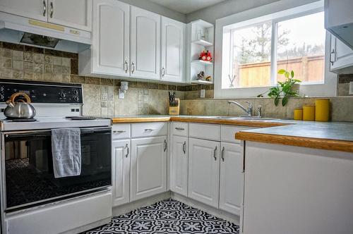 7578 Pioneer Avenue, Radium Hot Springs, BC - Indoor Photo Showing Kitchen