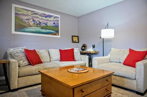7578 Pioneer Avenue, Radium Hot Springs, BC - Indoor Photo Showing Living Room