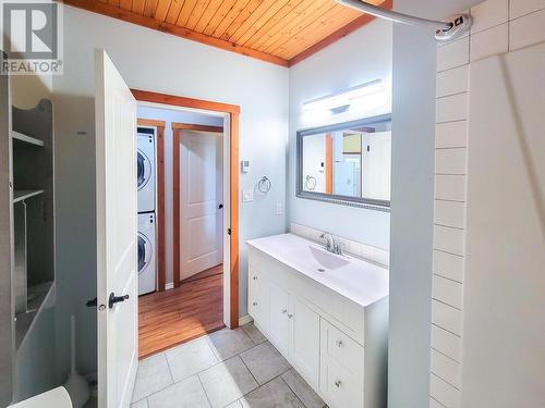 5737 Meade Road, Lac La Hache, BC - Indoor Photo Showing Bathroom