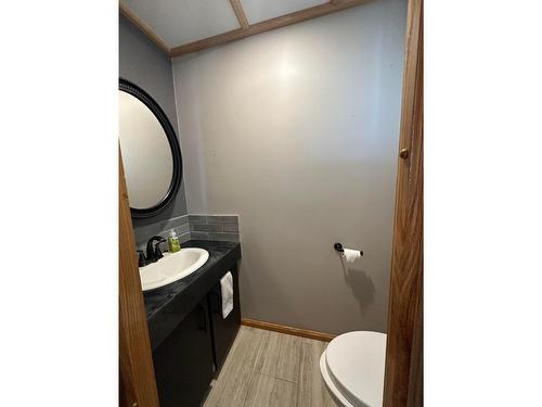 515 Baker Avenue, Salmo, BC - Indoor Photo Showing Bathroom