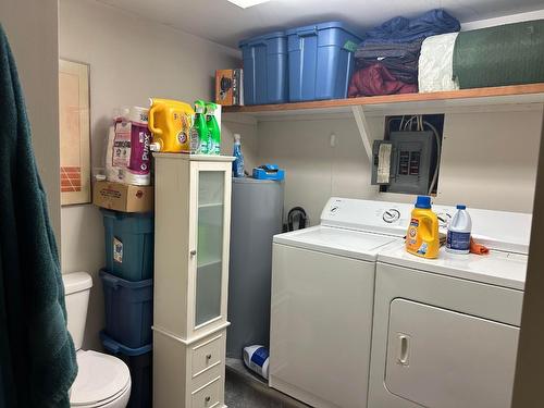 515 Baker Avenue, Salmo, BC - Indoor Photo Showing Laundry Room