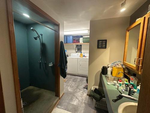 515 Baker Avenue, Salmo, BC - Indoor Photo Showing Laundry Room