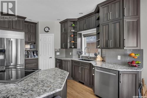 323 Horlick Crescent, Saskatoon, SK - Indoor Photo Showing Kitchen With Upgraded Kitchen