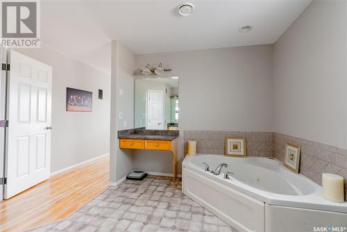 323 Horlick Crescent, Saskatoon, SK - Indoor Photo Showing Bathroom