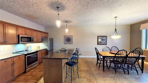 416 K2 - 400 Bighorn Boulevard, Radium Hot Springs, BC - Indoor Photo Showing Kitchen