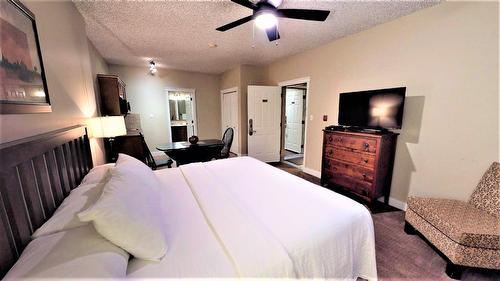 416 K2 - 400 Bighorn Boulevard, Radium Hot Springs, BC - Indoor Photo Showing Bedroom