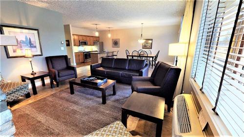 416 K2 - 400 Bighorn Boulevard, Radium Hot Springs, BC - Indoor Photo Showing Living Room