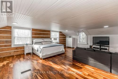 1007 Range Rd, Oro-Medonte, ON - Indoor Photo Showing Bedroom