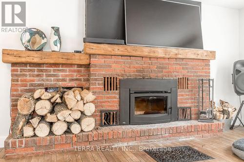 1007 Range Rd, Oro-Medonte, ON - Indoor Photo Showing Living Room With Fireplace