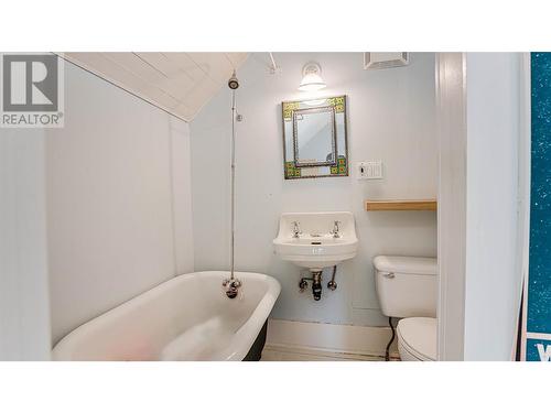 4008 Pleasant Valley Road, Vernon, BC - Indoor Photo Showing Bathroom
