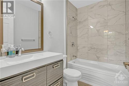 Main bathroom - 941 Charlton Drive, Ottawa, ON - Indoor Photo Showing Bathroom