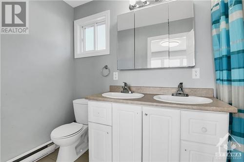 Main bathroom in side unit - 941 Charlton Drive, Ottawa, ON - Indoor Photo Showing Bathroom