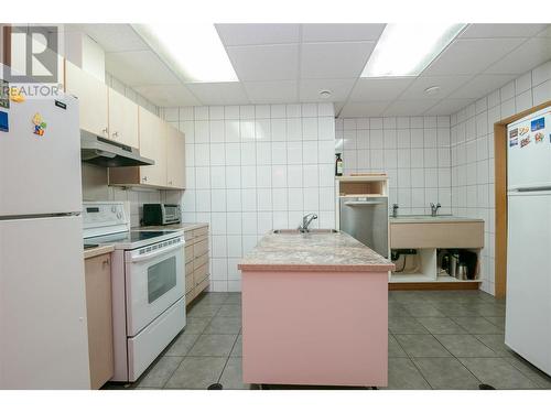 2190 30 Street Ne, Salmon Arm, BC - Indoor Photo Showing Kitchen