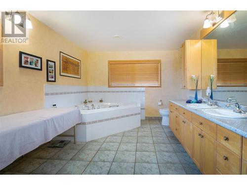 2190 30 Street Ne, Salmon Arm, BC - Indoor Photo Showing Bathroom
