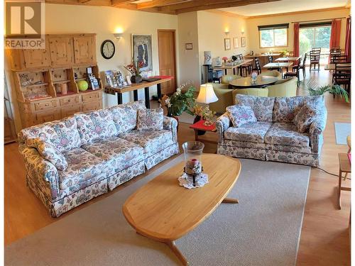 2190 30 Street Ne, Salmon Arm, BC - Indoor Photo Showing Living Room