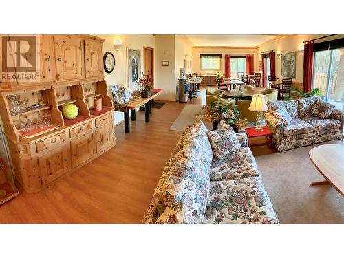 2190 30 Street Ne, Salmon Arm, BC - Indoor Photo Showing Living Room