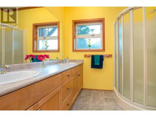 2190 30 Street Ne, Salmon Arm, BC - Indoor Photo Showing Bathroom