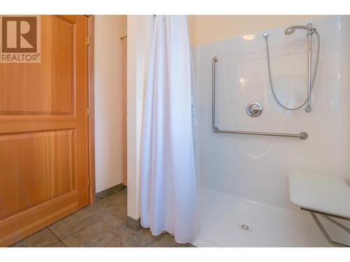 2190 30 Street Ne, Salmon Arm, BC - Indoor Photo Showing Bathroom