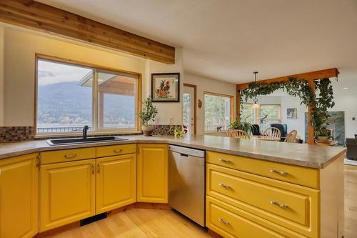 6360 Sunshine Drive, Nelson, BC - Indoor Photo Showing Kitchen With Double Sink