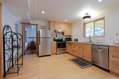 6360 Sunshine Drive, Nelson, BC - Indoor Photo Showing Kitchen