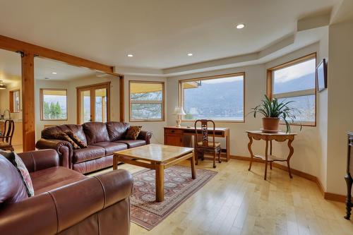 6360 Sunshine Drive, Nelson, BC - Indoor Photo Showing Living Room