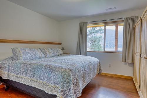 6360 Sunshine Drive, Nelson, BC - Indoor Photo Showing Bedroom