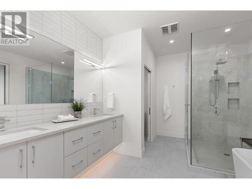 444 Sarsons Road, Kelowna, BC - Indoor Photo Showing Bathroom