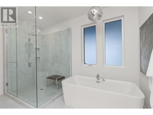 444 Sarsons Road, Kelowna, BC - Indoor Photo Showing Bathroom