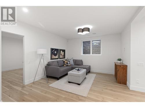 444 Sarsons Road, Kelowna, BC - Indoor Photo Showing Living Room