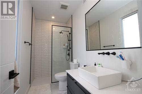 284 Dovercourt Avenue Unit#A, Ottawa, ON - Indoor Photo Showing Bathroom