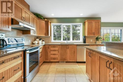 119 Scotch Pine Grove, Dunrobin, ON - Indoor Photo Showing Kitchen