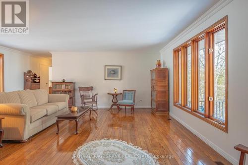 17 Ted'S Lane, Galway-Cavendish And Harvey, ON - Indoor Photo Showing Living Room