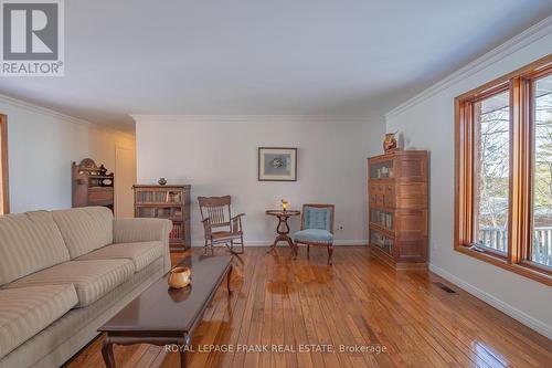 17 Ted'S Lane, Galway-Cavendish And Harvey, ON - Indoor Photo Showing Living Room