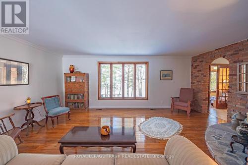 17 Ted'S Lane, Galway-Cavendish And Harvey, ON - Indoor Photo Showing Living Room