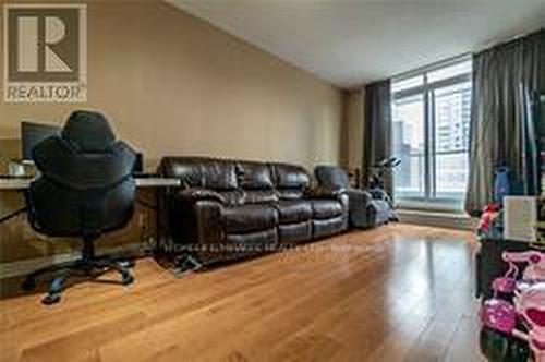 807 - 388 Prince Of Wales Drive, Mississauga, ON - Indoor Photo Showing Living Room