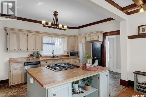 1073 2Nd Avenue Nw, Moose Jaw, SK - Indoor Photo Showing Kitchen