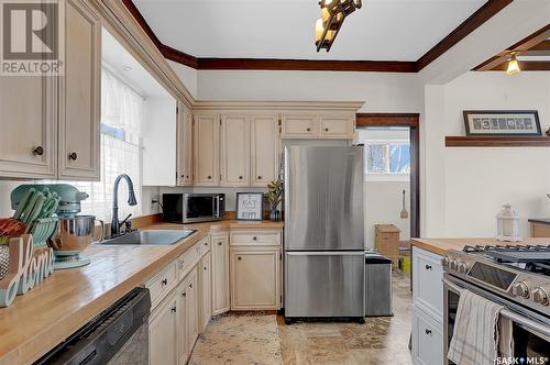 1073 2Nd Avenue Nw, Moose Jaw, SK - Indoor Photo Showing Kitchen