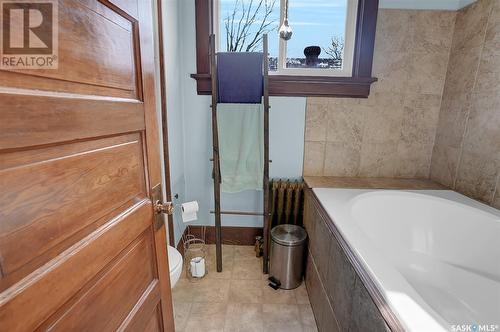 1073 2Nd Avenue Nw, Moose Jaw, SK - Indoor Photo Showing Bathroom