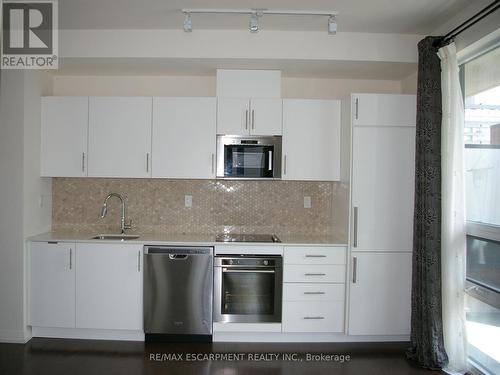 622 - 460 Adelaide Street E, Toronto, ON - Indoor Photo Showing Kitchen With Upgraded Kitchen