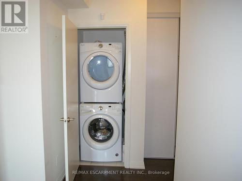 622 - 460 Adelaide Street E, Toronto, ON - Indoor Photo Showing Laundry Room