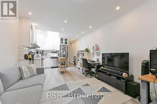 640 Pape Avenue, Toronto, ON - Indoor Photo Showing Living Room