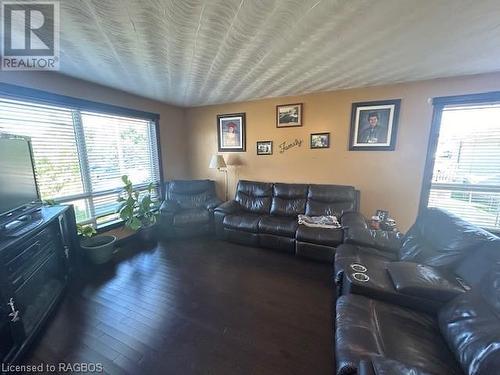 213 Queen Street S, Durham, ON - Indoor Photo Showing Living Room