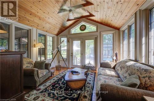 13233 Fifth Line, Milton (Nassagaweya), ON - Indoor Photo Showing Living Room