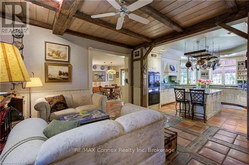 13233 Fifth Line, Milton (Nassagaweya), ON - Indoor Photo Showing Living Room