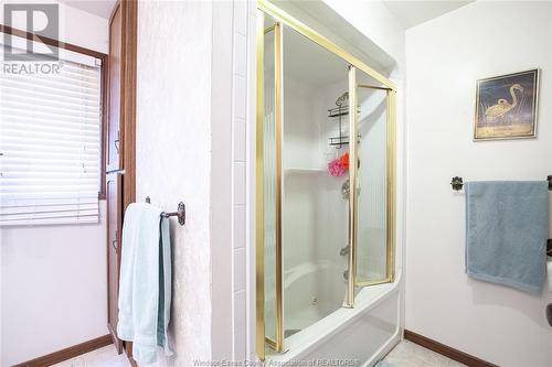 35 Sherwood, Leamington, ON - Indoor Photo Showing Bathroom