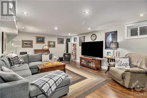450 Clarence E Street, Winchester, ON - Indoor Photo Showing Living Room