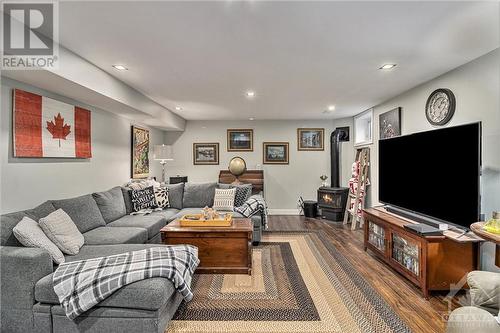450 Clarence E Street, Winchester, ON - Indoor Photo Showing Living Room