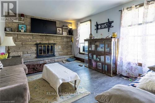797 Forks Road E, Welland, ON - Indoor Photo Showing Living Room With Fireplace